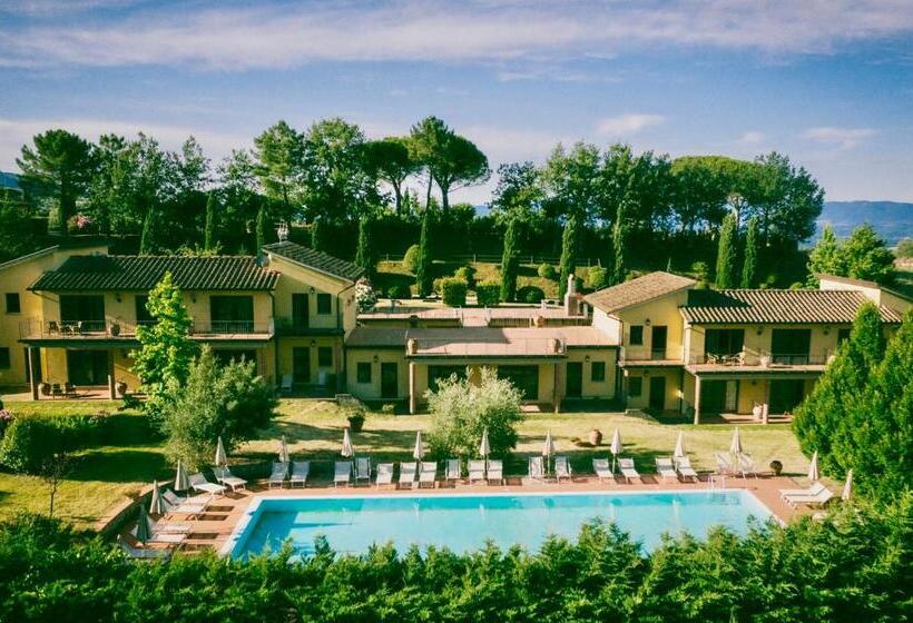 酒店 With Swimming Pool Surrounded By Greenery In San Donato Fronzano, Rooms With Air Conditioning And Br