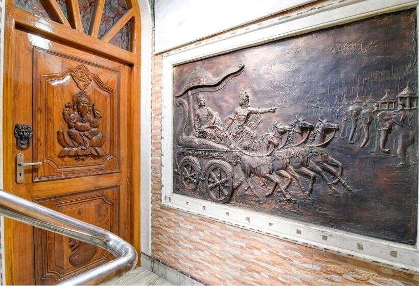 Отель Oyo Sudharani Palace