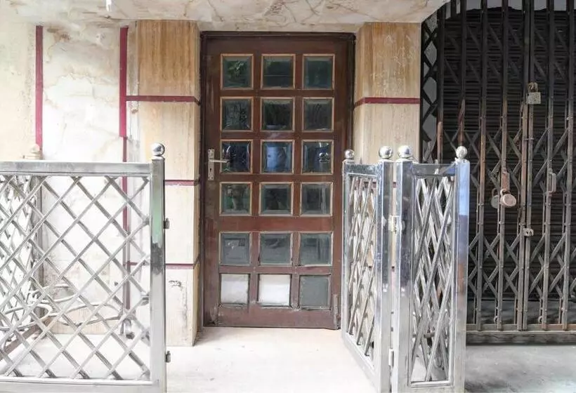 ホテル Oyo Sudharani Palace