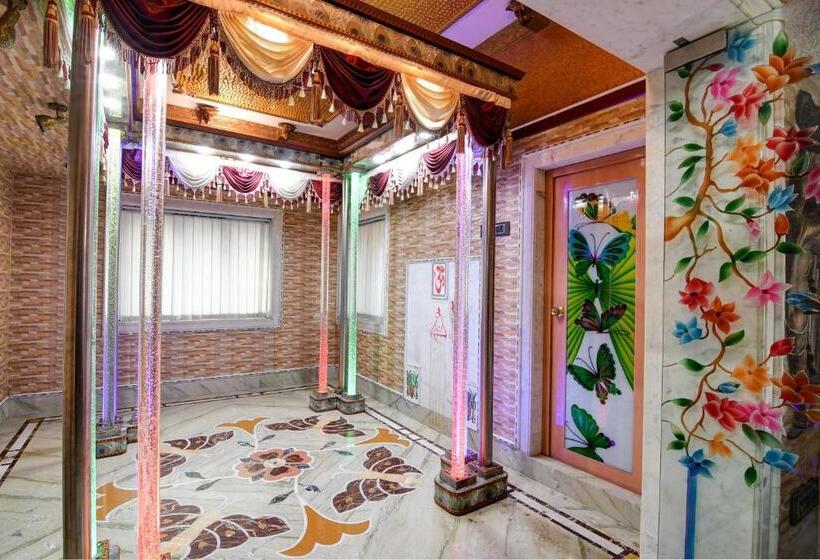 Отель Oyo Sudharani Palace