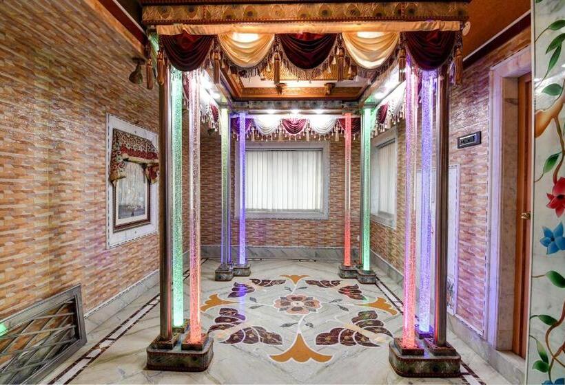 Отель Oyo Sudharani Palace