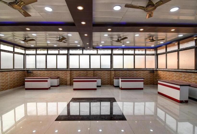 Отель Oyo Sudharani Palace