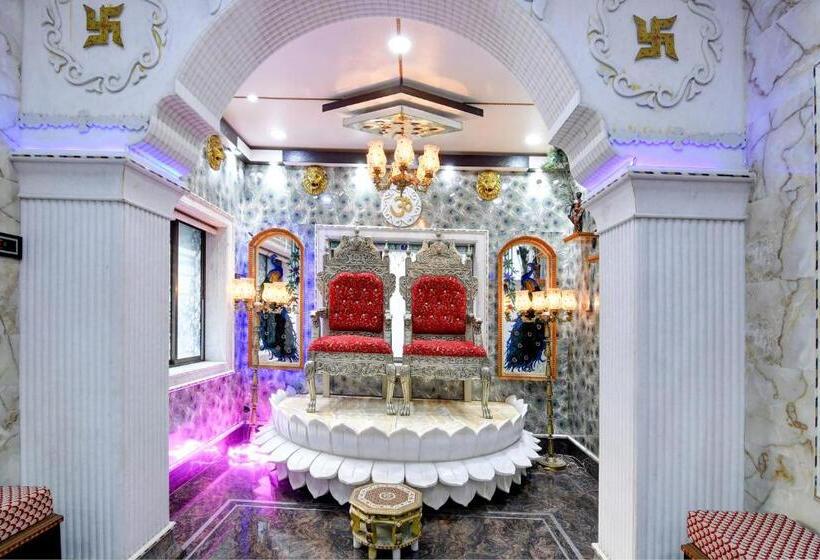 Отель Oyo Sudharani Palace