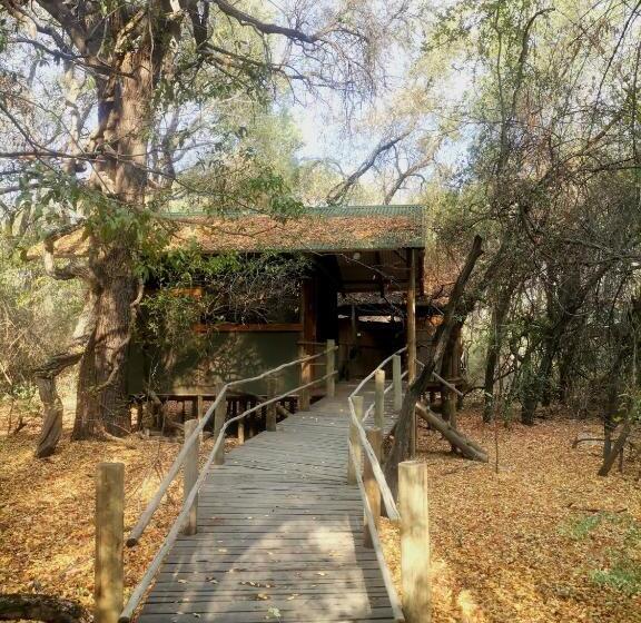 هتل The Tshilli Farm & Lodge