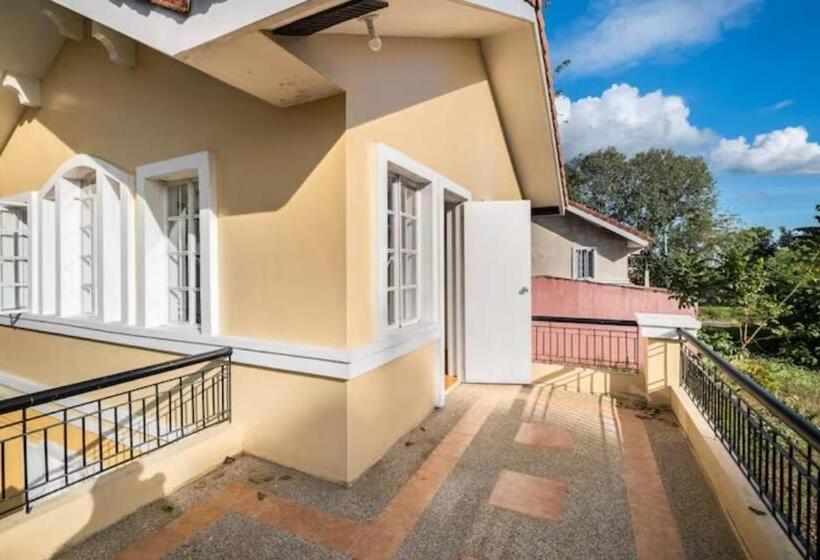 Pensió Smyleinn Camella Jade