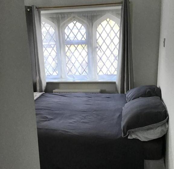 הוסטל The New Juniper Berry Pub & Guest Rooms