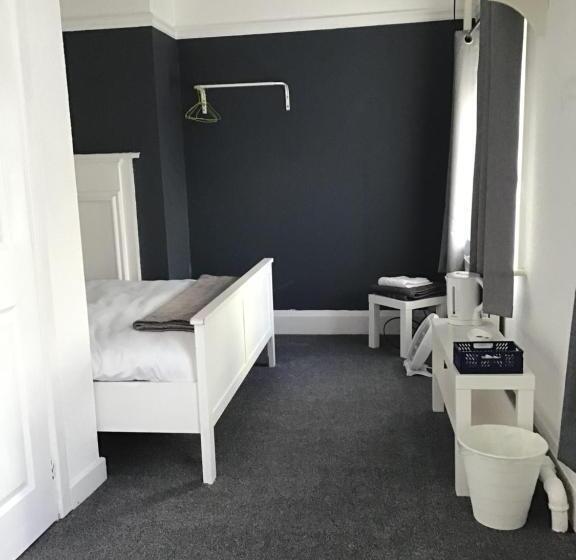 הוסטל The New Juniper Berry Pub & Guest Rooms