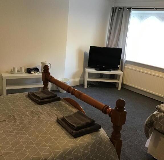 הוסטל The New Juniper Berry Pub & Guest Rooms