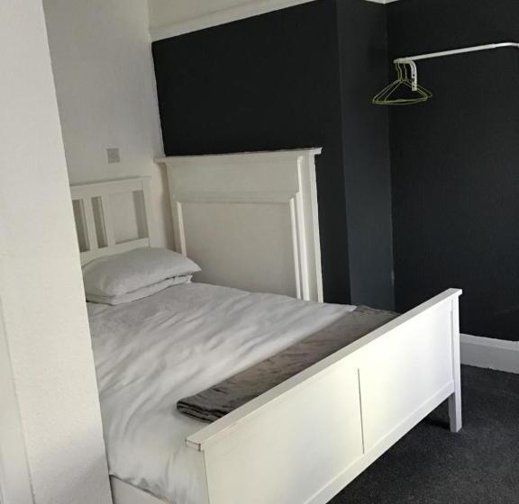 הוסטל The New Juniper Berry Pub & Guest Rooms