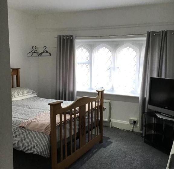 הוסטל The New Juniper Berry Pub & Guest Rooms