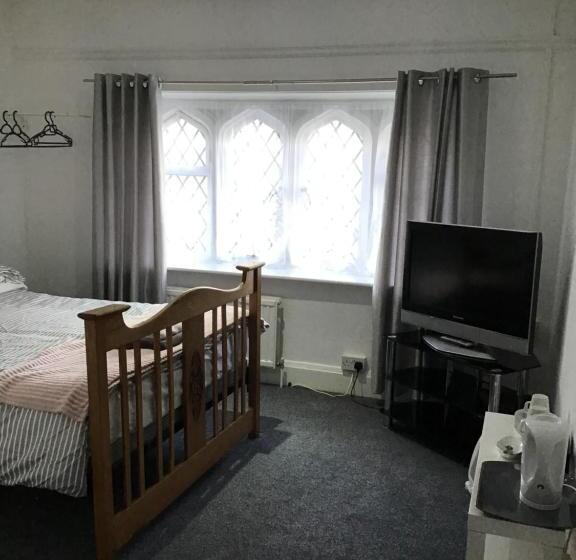 הוסטל The New Juniper Berry Pub & Guest Rooms