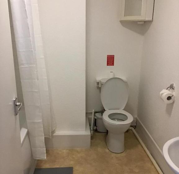 הוסטל The New Juniper Berry Pub & Guest Rooms