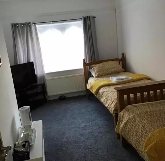 ユースホステル The New Juniper Berry Pub & Guest Rooms