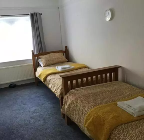 ユースホステル The New Juniper Berry Pub & Guest Rooms