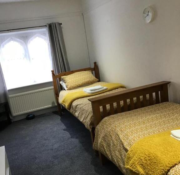 הוסטל The New Juniper Berry Pub & Guest Rooms