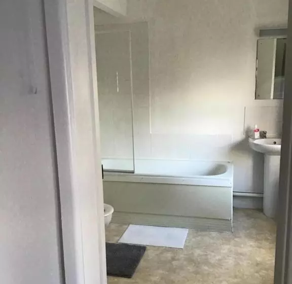 ユースホステル The New Juniper Berry Pub & Guest Rooms
