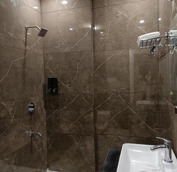 Hotel Super Collection O Mall Road Nainital