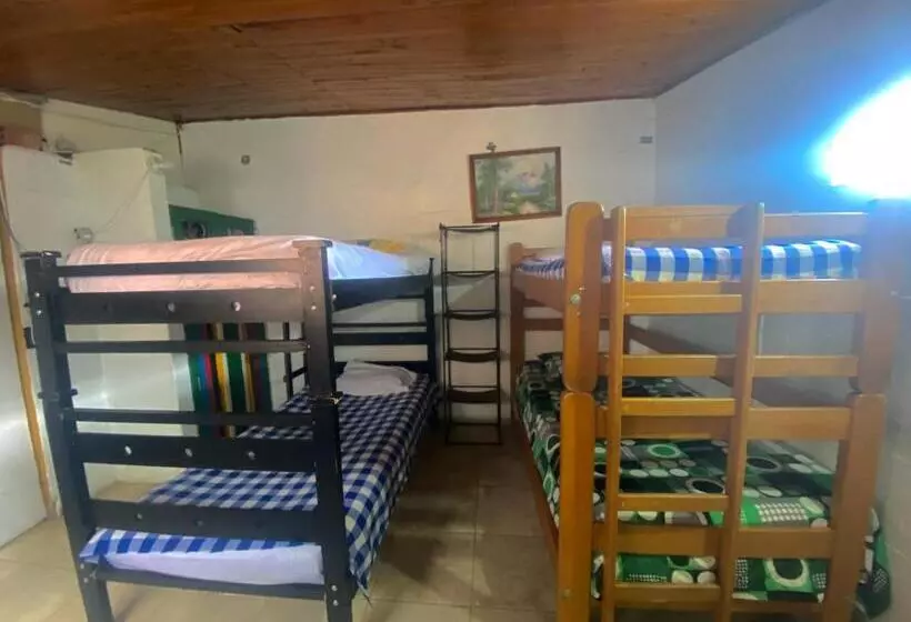 ペンション Tahamies Hostal   Artesanos Y Turistas