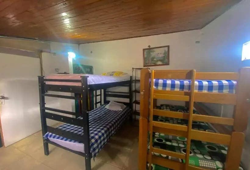 ペンション Tahamies Hostal   Artesanos Y Turistas