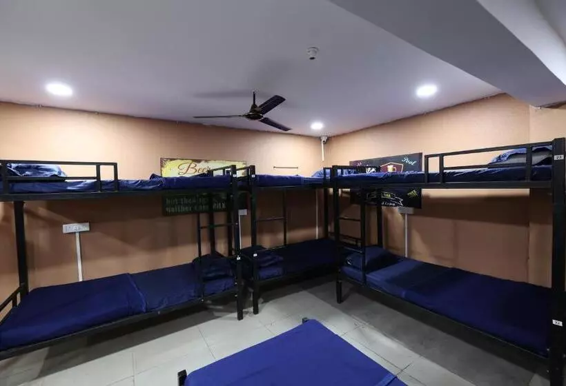 Pensió Wee Care Hostel And Dormitory