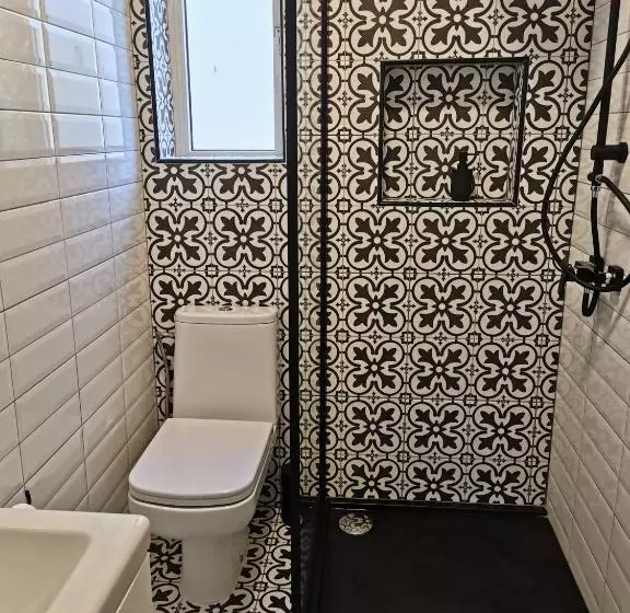 2 Large Ensuite Bedrooms In Boutique Style Farmhouse B&b With Pool