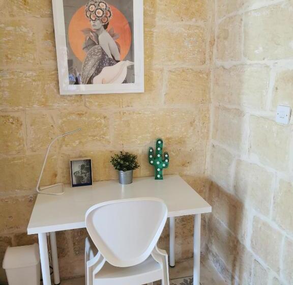 2 Large Ensuite Bedrooms In Boutique Style Farmhouse B&b With Pool