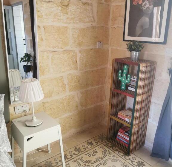 2 Large Ensuite Bedrooms In Boutique Style Farmhouse B&b With Pool