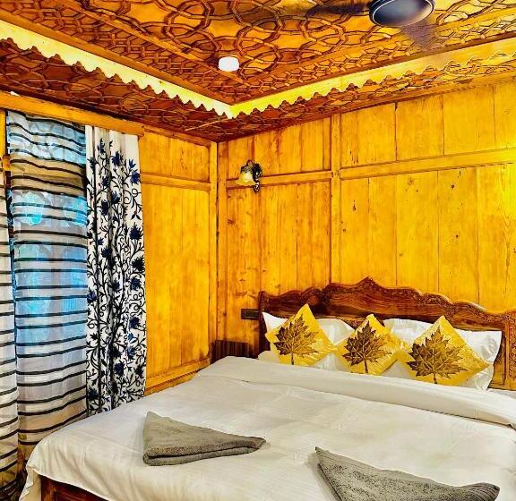 Hotel Floating Luxury Group Of Houseboats