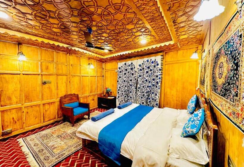 Hotel Floating Luxury Group Of Houseboats