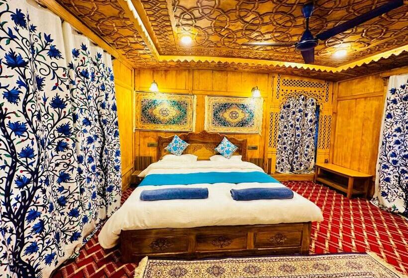 Hotel Floating Luxury Group Of Houseboats