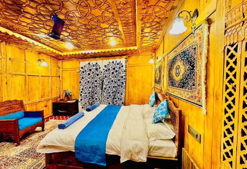 Hotel Floating Luxury Group Of Houseboats