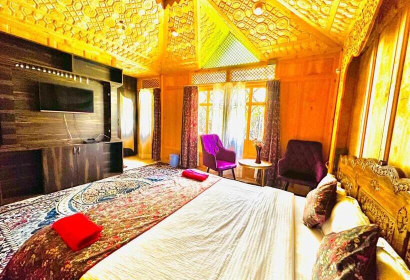 Hotel Floating Luxury Group Of Houseboats