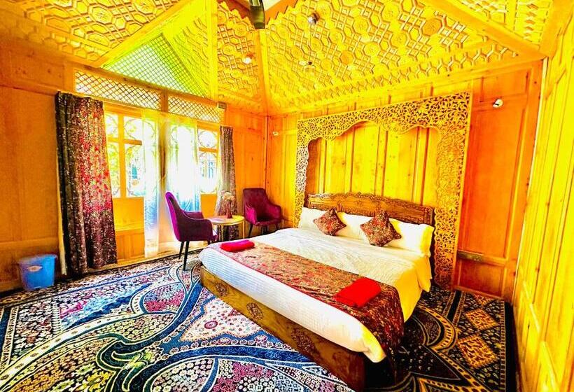 Hotel Floating Luxury Group Of Houseboats