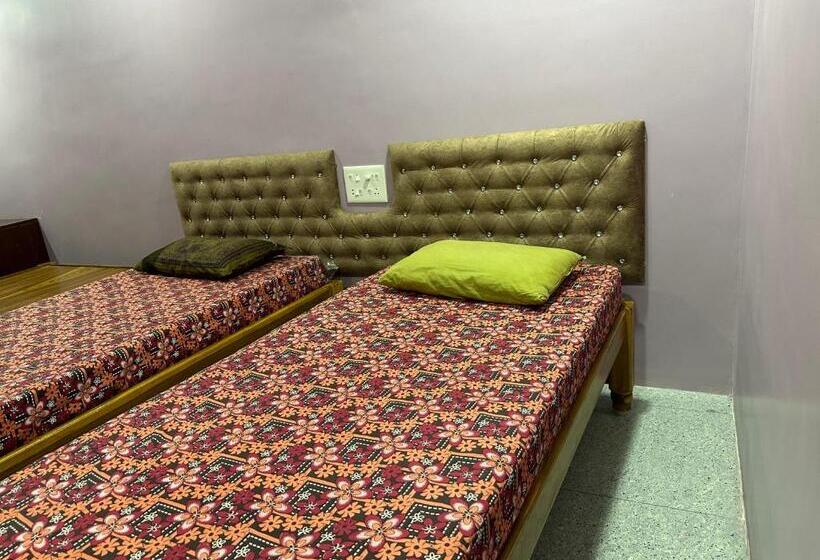 בית מלון כפרי New Ananda Lodge