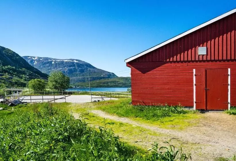 هتل Storjord Farmstay Ranchhouse