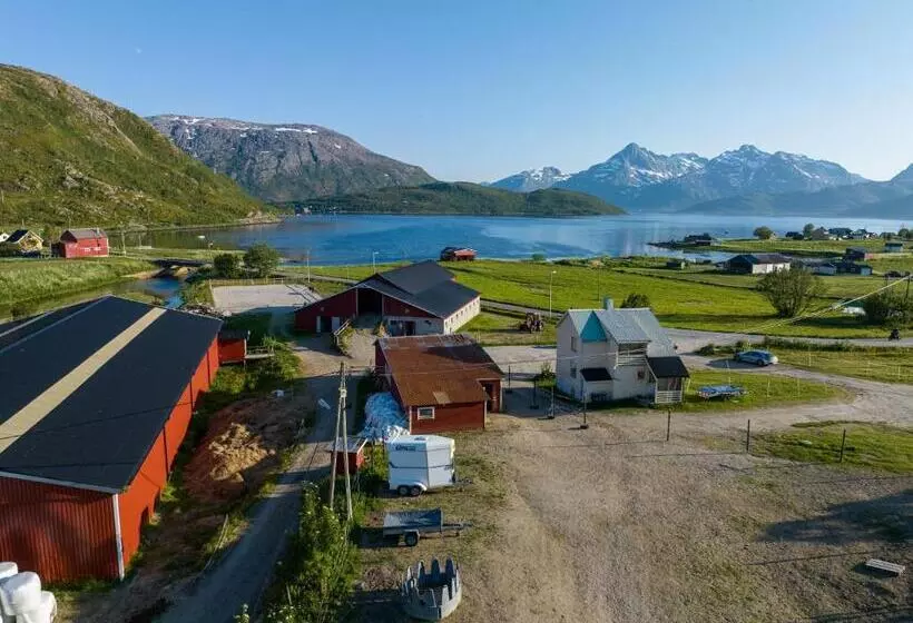 هتل Storjord Farmstay Ranchhouse