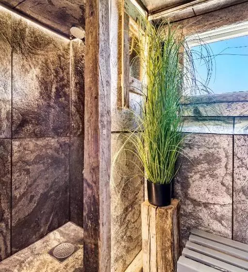 هتل Storjord Farmstay Ranchhouse