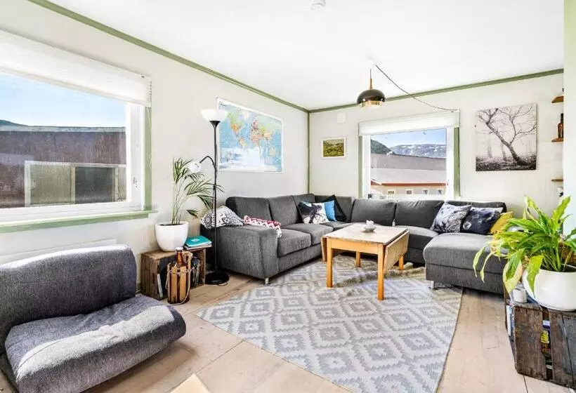 هتل Storjord Farmstay Ranchhouse
