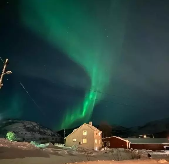 هتل Storjord Farmstay Ranchhouse