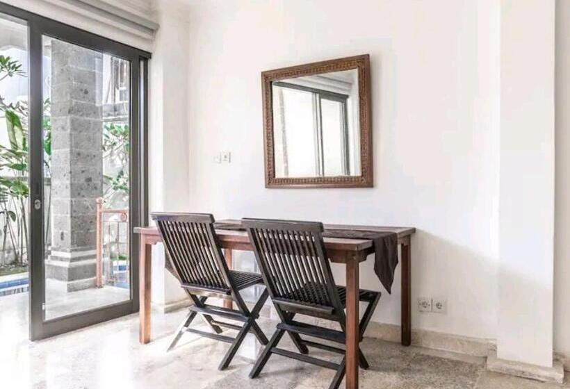 펜션 Cozy Room With Pool Walking Distance To Beach