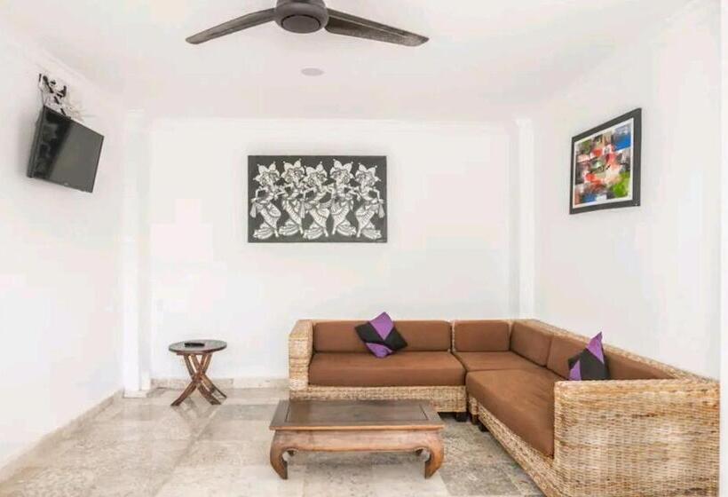 펜션 Cozy Room With Pool Walking Distance To Beach