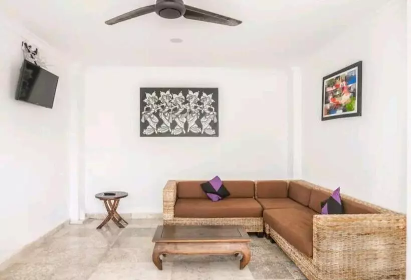 ペンション Cozy Room With Pool Walking Distance To Beach