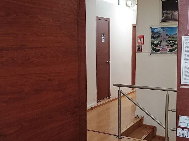 Пансион Hostal Urban Inn La Mariscal