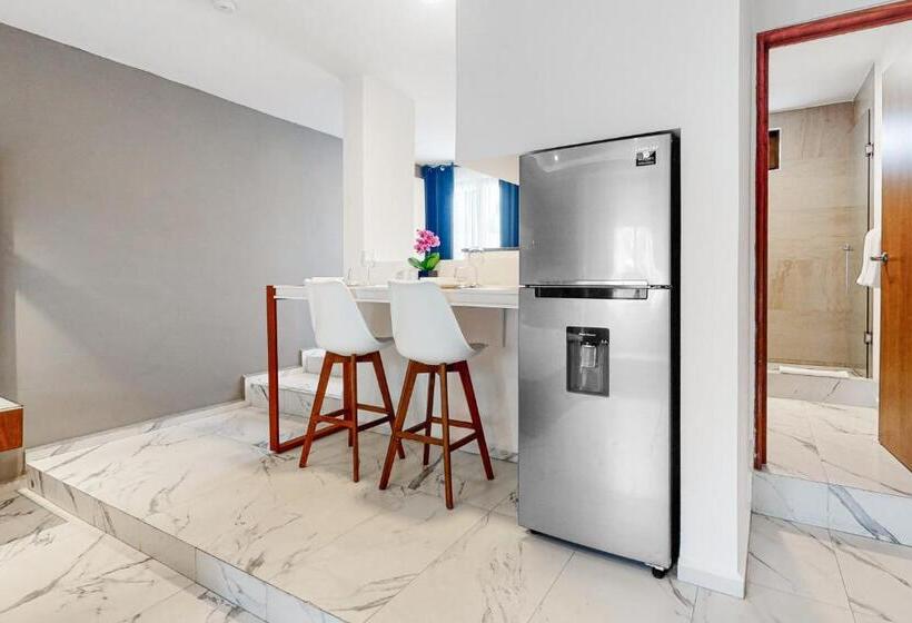 Seven Boutique Unit #36