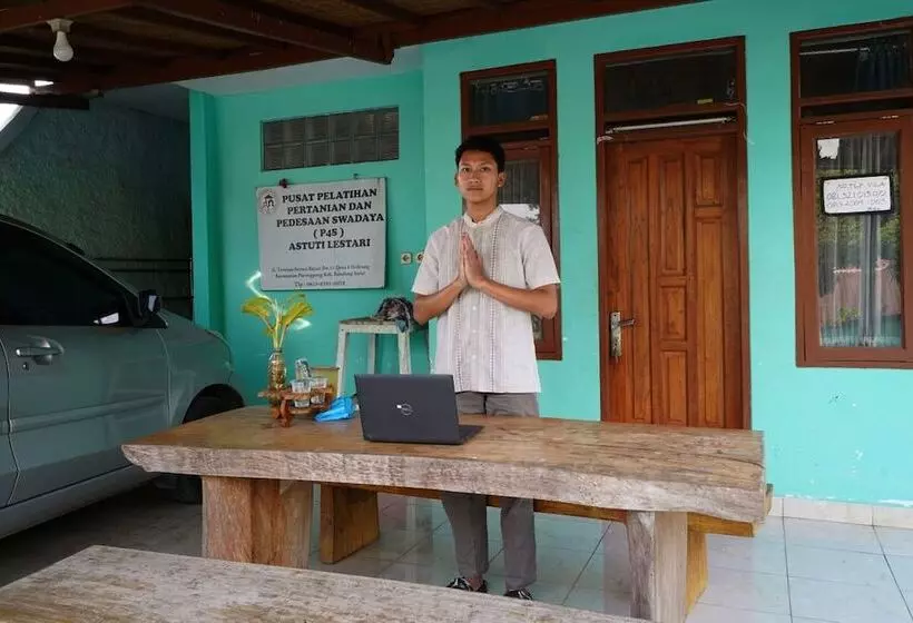 Hotelli Oyo 93248 Villa Syariah Astuti Lestari