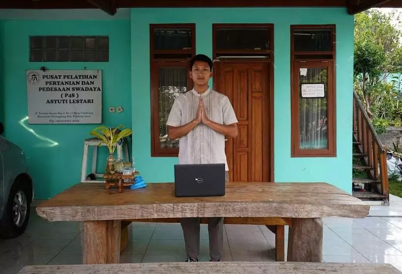 Hotelli Oyo 93248 Villa Syariah Astuti Lestari