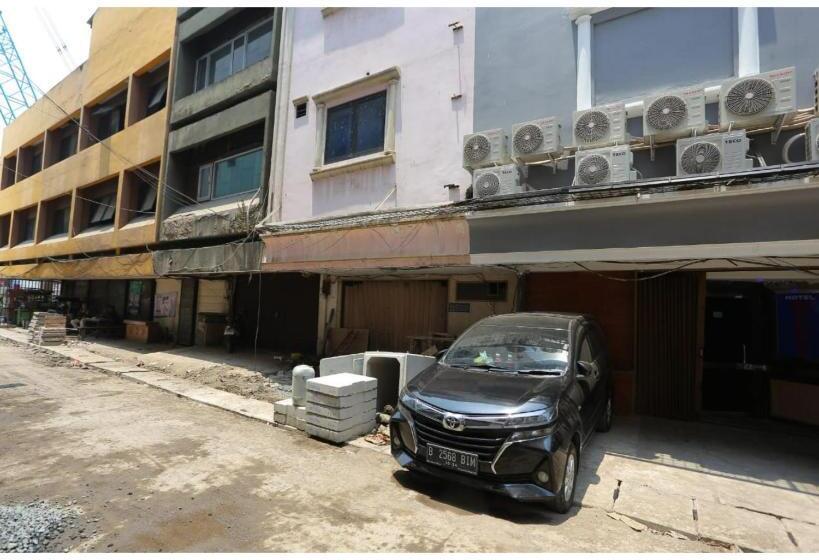 Capital O 93261 Fresh Hotel Near Stasiun Jakarta Kota Near Bca Kcu Gajah Mada