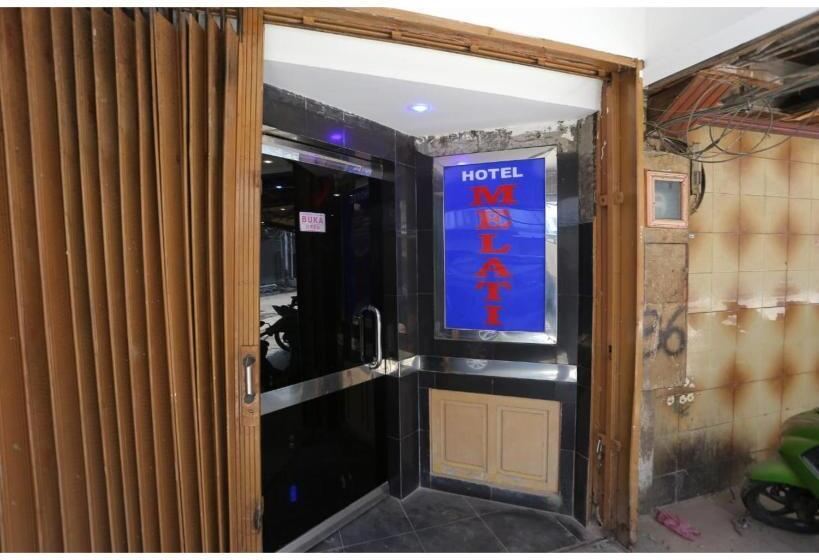 Capital O 93261 Fresh Hotel Near Stasiun Jakarta Kota Near Bca Kcu Gajah Mada