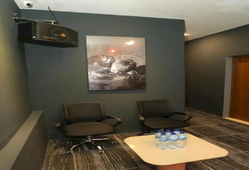 Capital O 93261 Fresh Hotel Near Stasiun Jakarta Kota Near Bca Kcu Gajah Mada