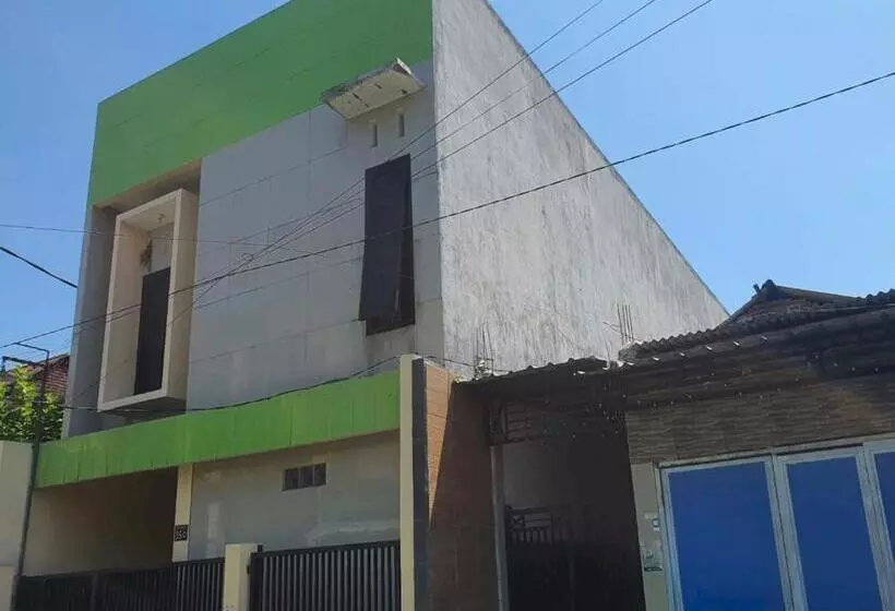 Hotelli Spot On 93290 Homestay Betro Syariah